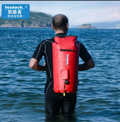 Ano ang pagkakaiba sa pagitan ng waterproof at water-resistant backpacks