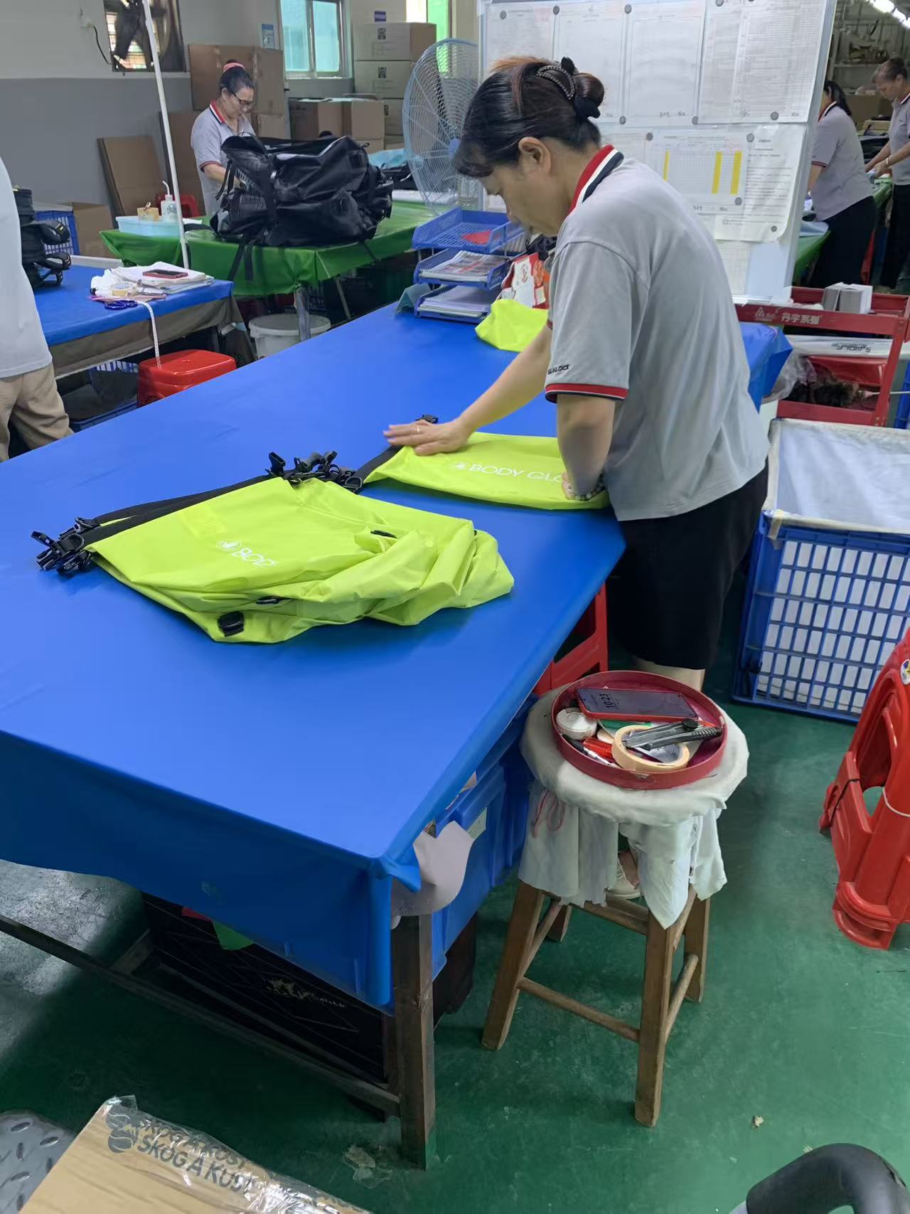 Paano Natahi, Nasusuri at Nai-box ang isang High-Visibility Roll-Top Dry Bag Order